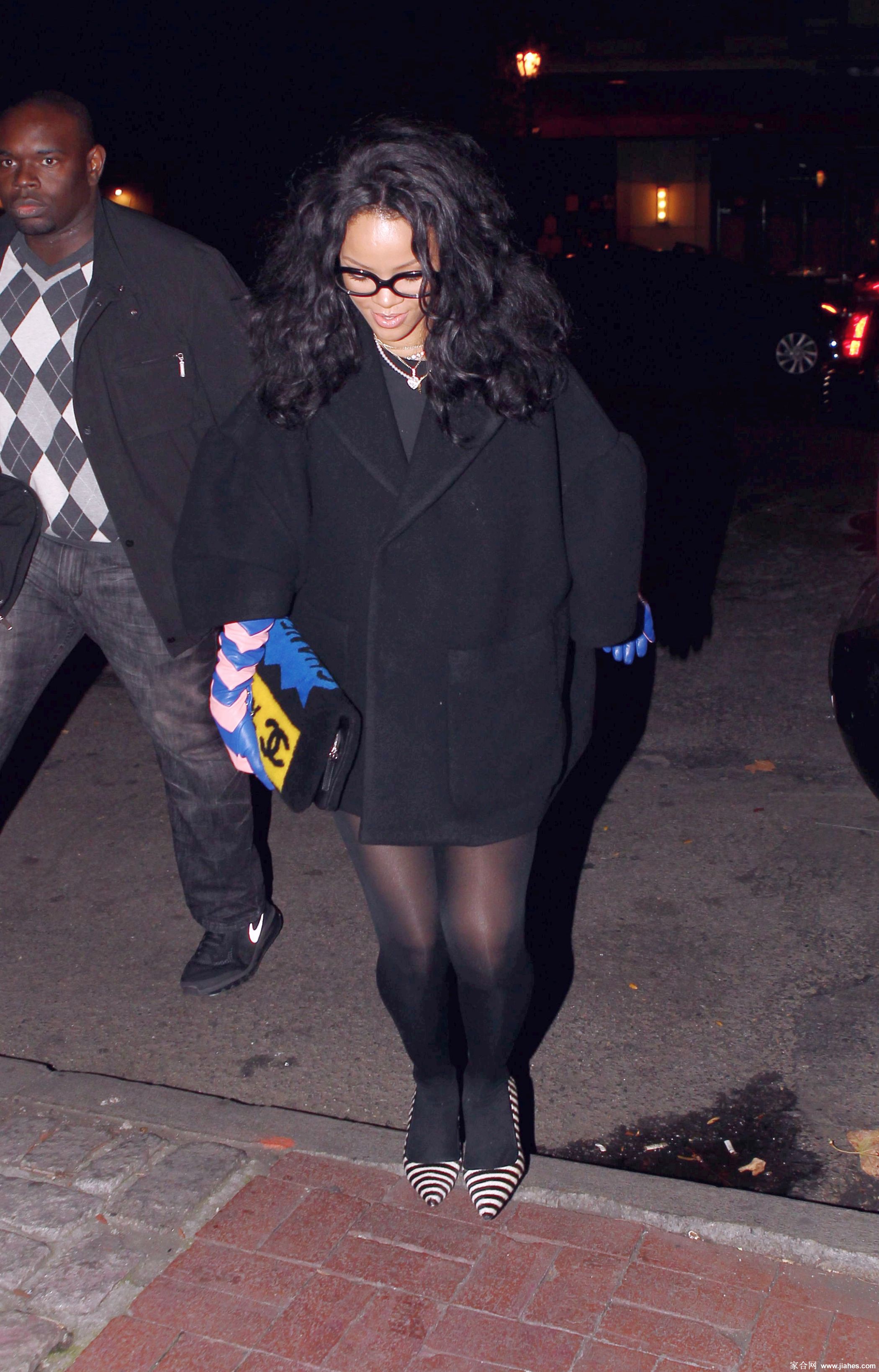 [CELEBRITY PANTYHOSE]Rihanna in nylon stockings,pantyhose,tights 7