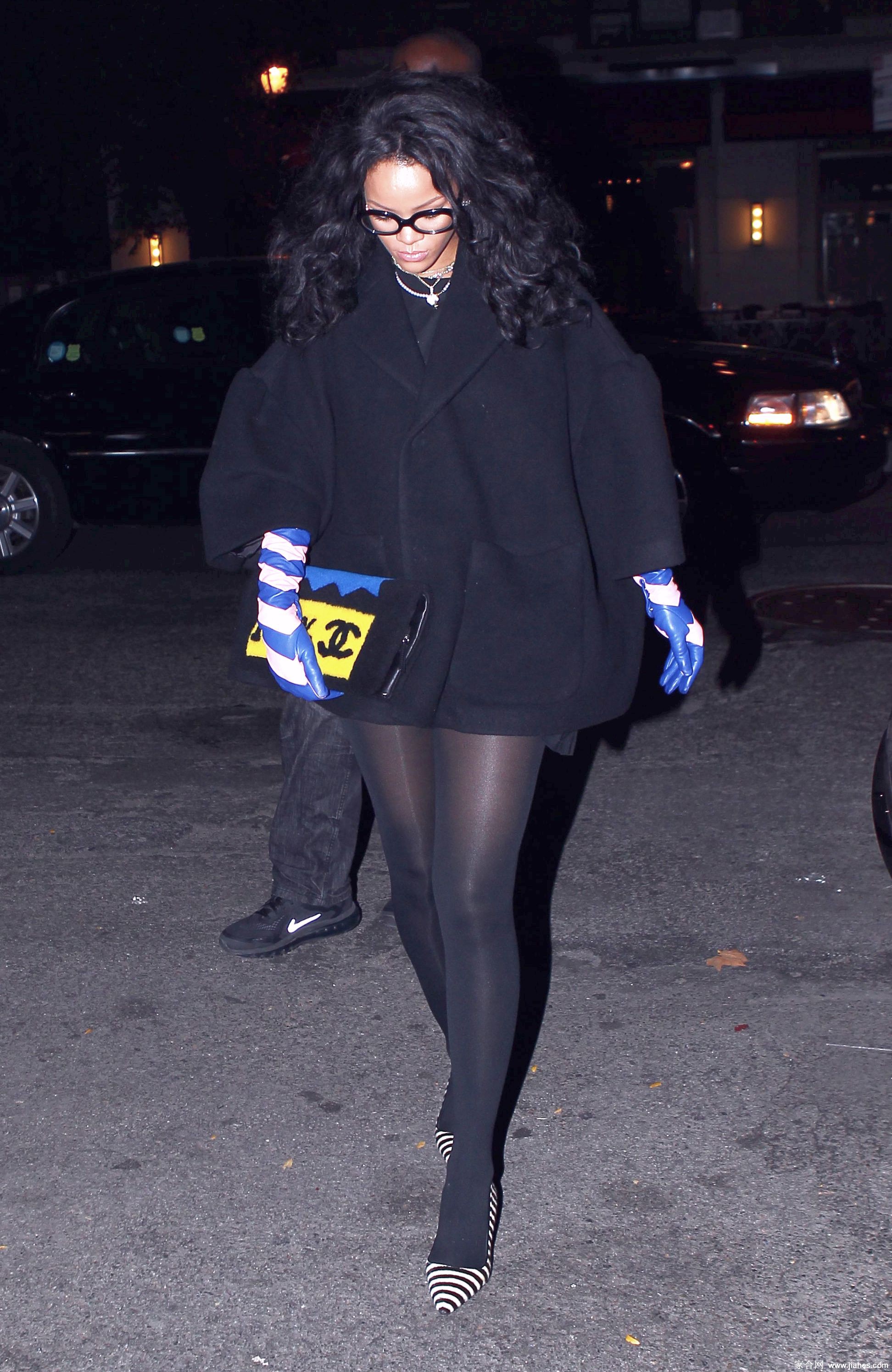 [CELEBRITY PANTYHOSE]Rihanna in nylon stockings,pantyhose,tights 7[2]