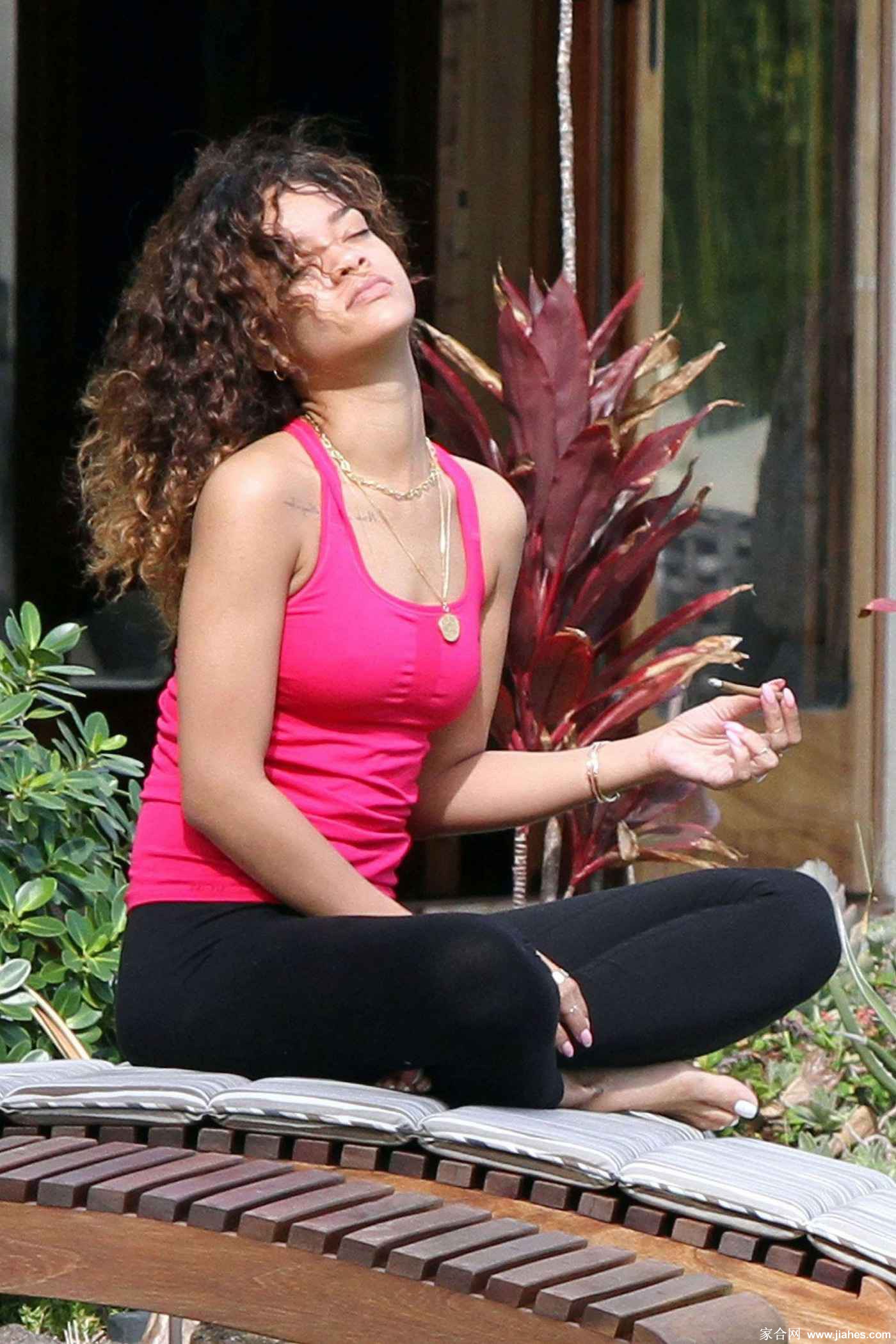 [CELEBRITY NYLON]Rihanna in nylon stockings,pantyhose,tights 8[6]