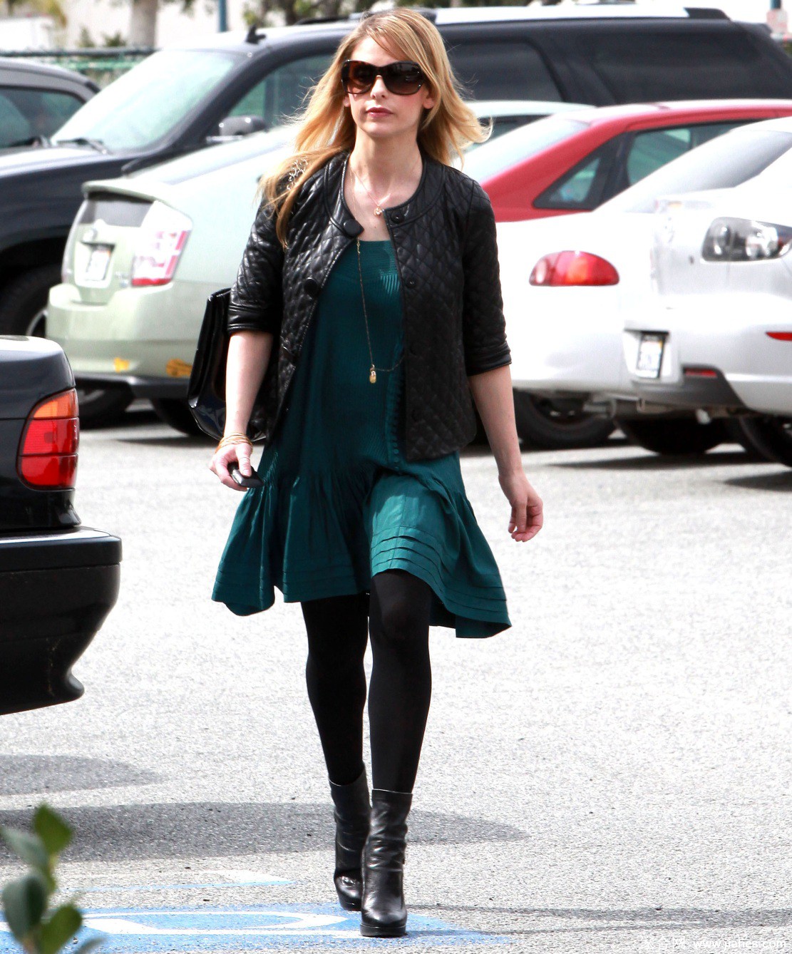[CELEBRITY PANTYHOSE]Sarah Michelle Gellar in nylon stockings,pantyhose,tights[8]