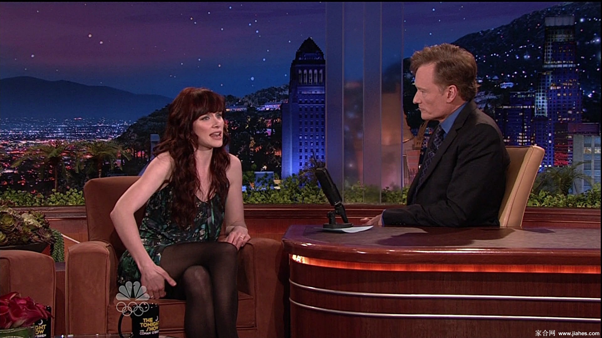 [CELEBRITY NYLON]Bryce Dallas Howard in nylon stockings,pantyhose,tights 2