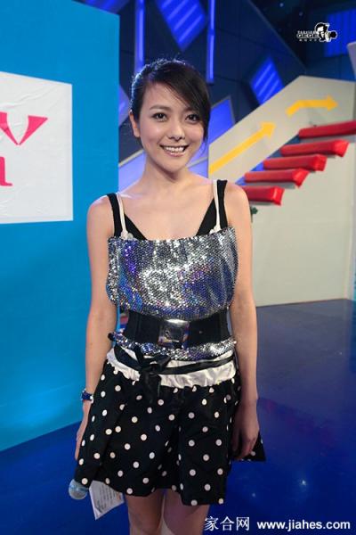杨乐乐生活照现场主持美腿迷人