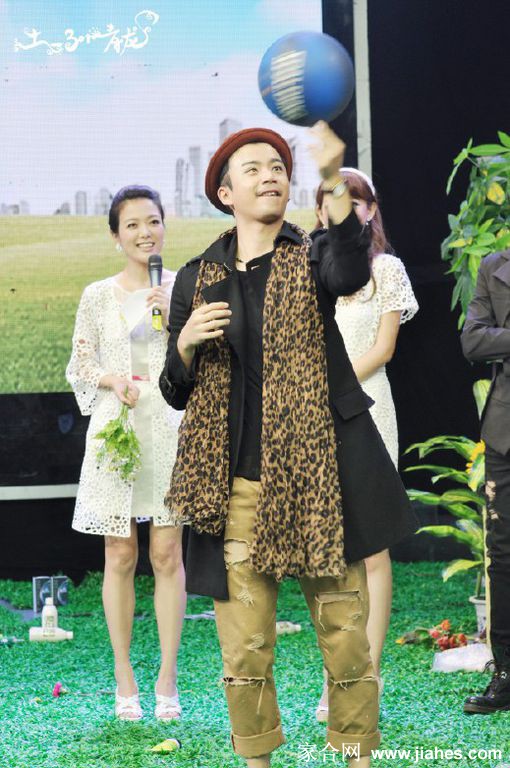 杨乐乐白丝袜高跟美腿现场照[3]
