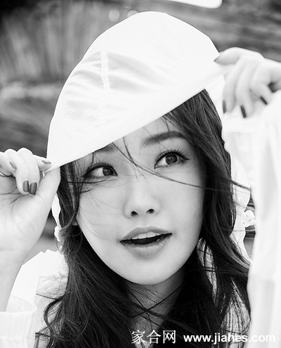 童菲红发丝飞舞尽显妩[3]