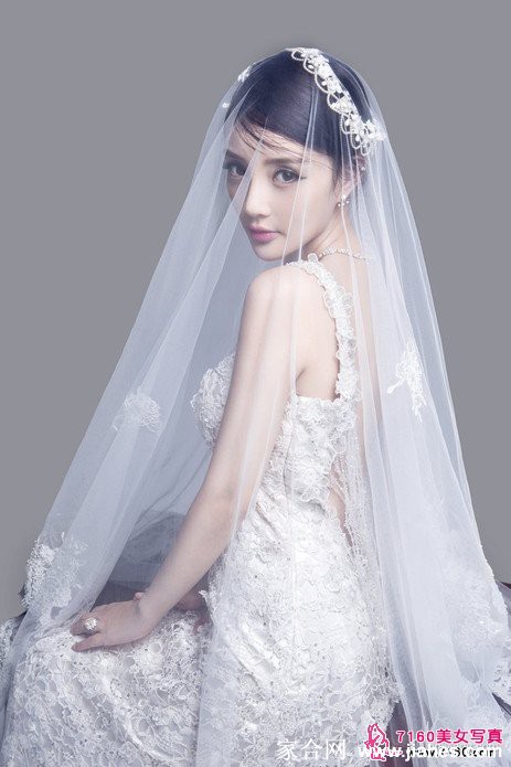 纯白新娘装扮李小璐无