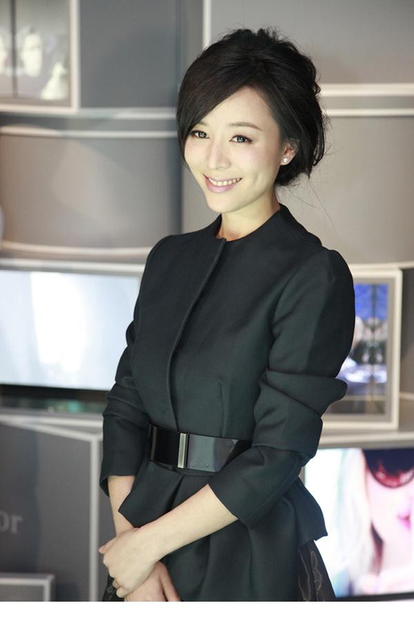张静初黑色黑色蓬蓬裙优雅甜美虏获镜头[4]