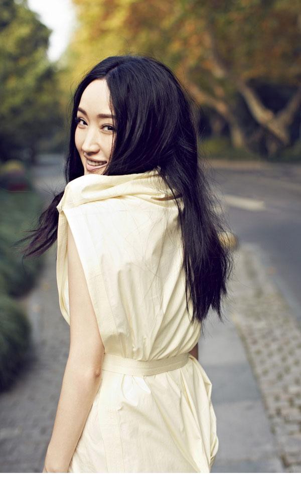杨钰莹新专辑《遇江南》气质写真 清透妆容双眸传情[2]