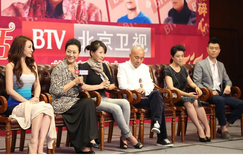 《岳母》柳岩紧身短裙上演80后俏媳妇[8]