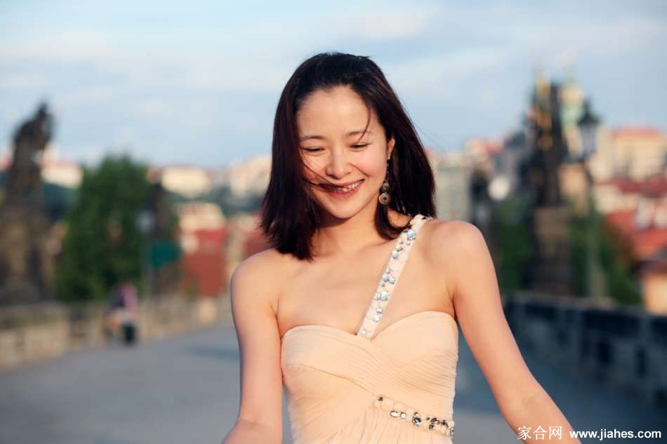 江一燕酥胸半露香肩白裙妩媚[5]