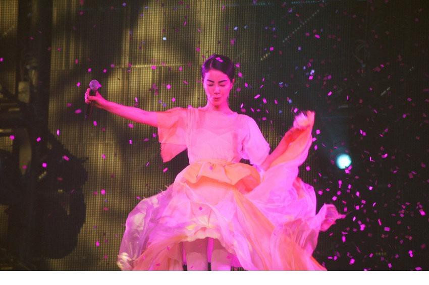 王菲2012郑州演唱会现场高清美图[14]