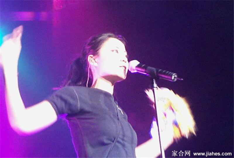 王菲演唱会上的招牌动作[9]