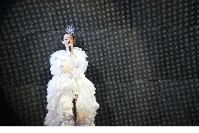 范玮琪2012演唱会高雅女王装扮 老公陈建州甜蜜献吻[6]