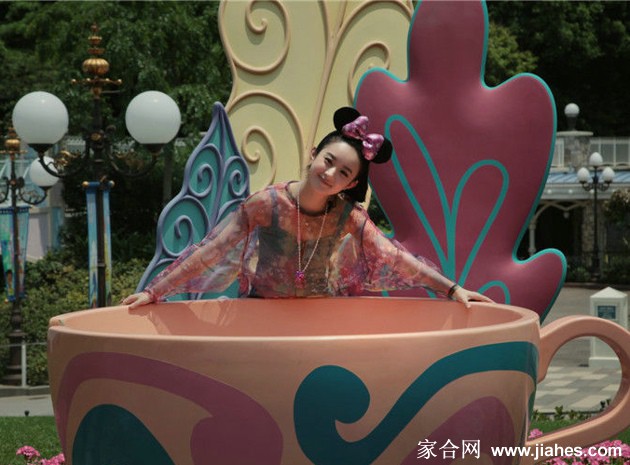 赵丽颖游玩迪士尼照片 俏皮惹人喜爱[11]