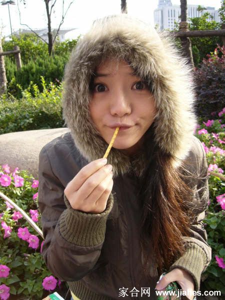 邓家佳俏皮可人生活照[13]