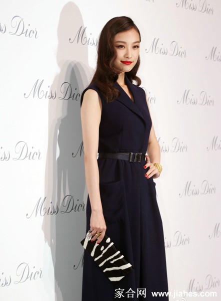 倪妮出席Miss Dior迪奥小姐 复古红唇妆超迷人[9]