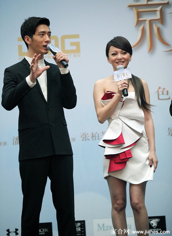 张韶涵红色高跟美腿现场演唱照[3]