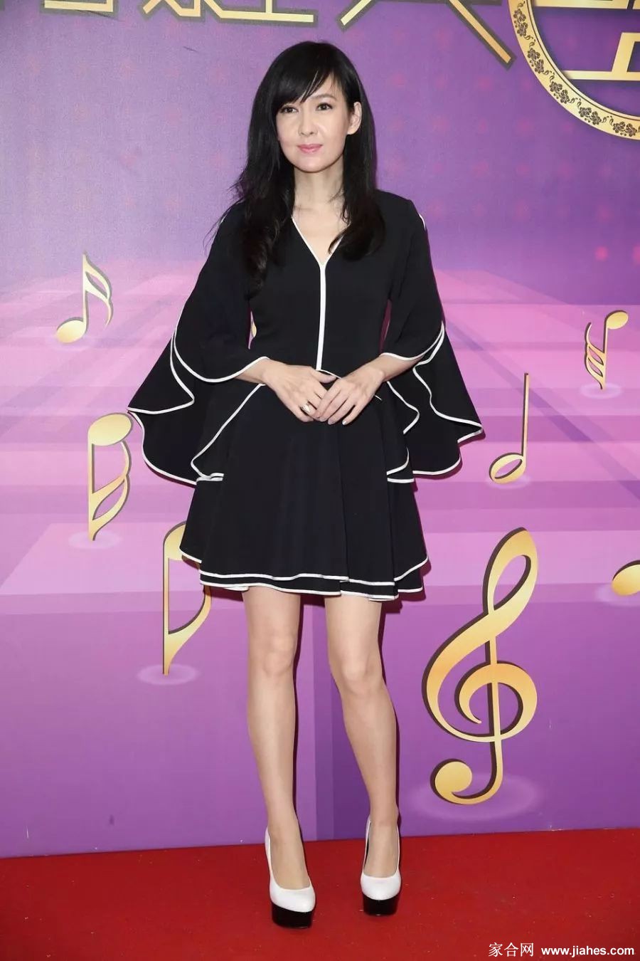 周慧敏黑色连衣裙美腿高跟冻龄女神[5]