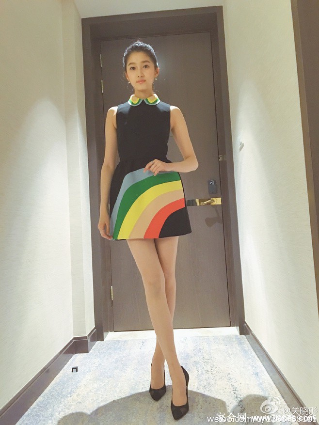 浪漫天降关晓彤空姐制服黑丝素颜照,黑丝袜超短裙大白腿图片[2]