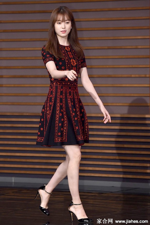 韩孝周土灰色短裙承托白嫩美腿