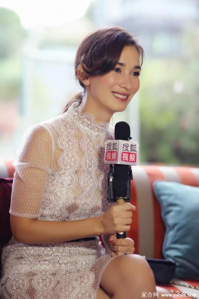 卢靖姗身着透明白色连衣短裙出席记者招待会