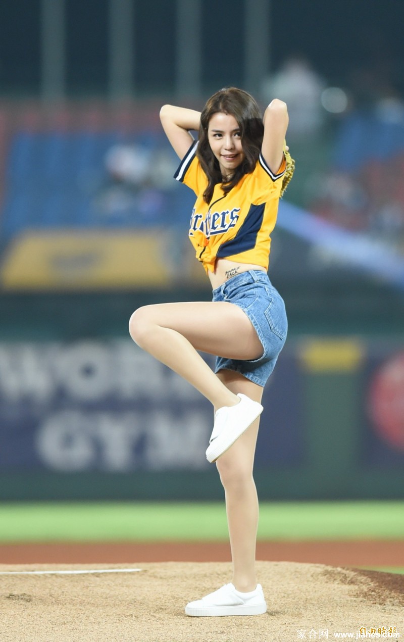 李毓芬肉丝袜美腿脚穿白色运动鞋紧身牛仔短裤参加棒球活动[2]