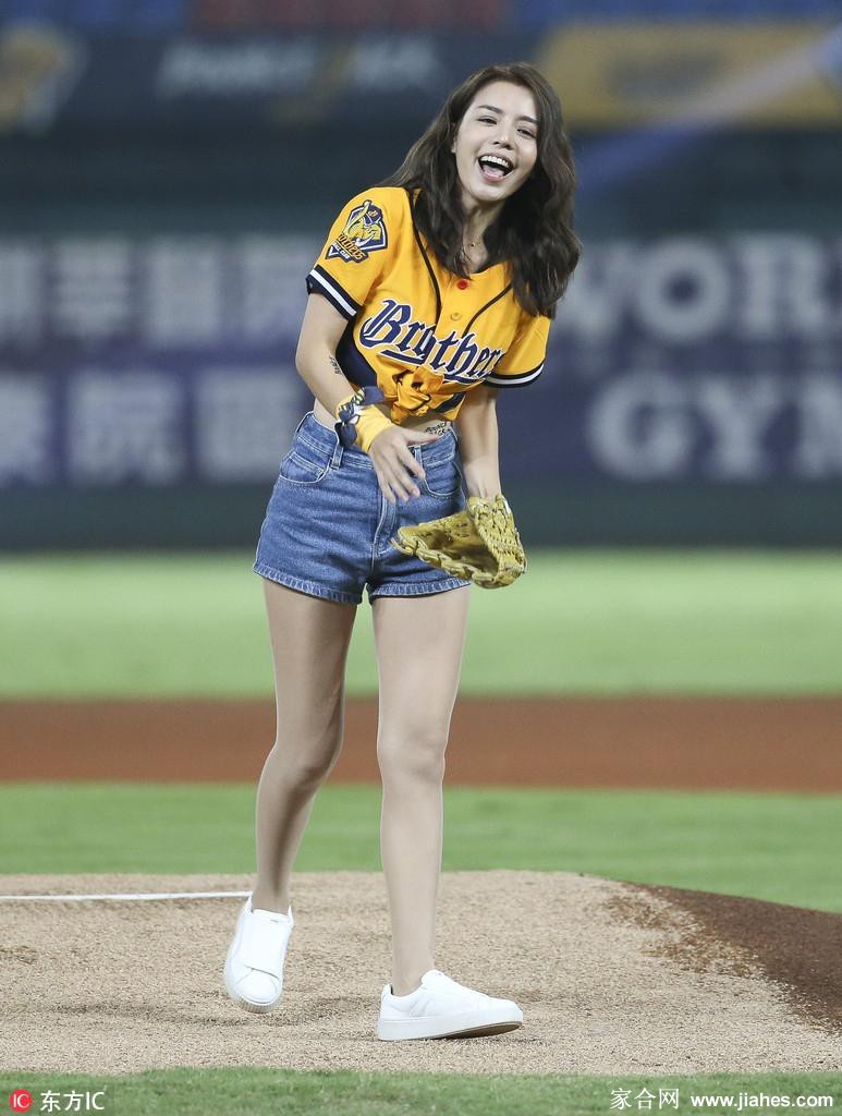 李毓芬肉丝袜美腿脚穿白色运动鞋紧身牛仔短裤参加棒球活动[3]