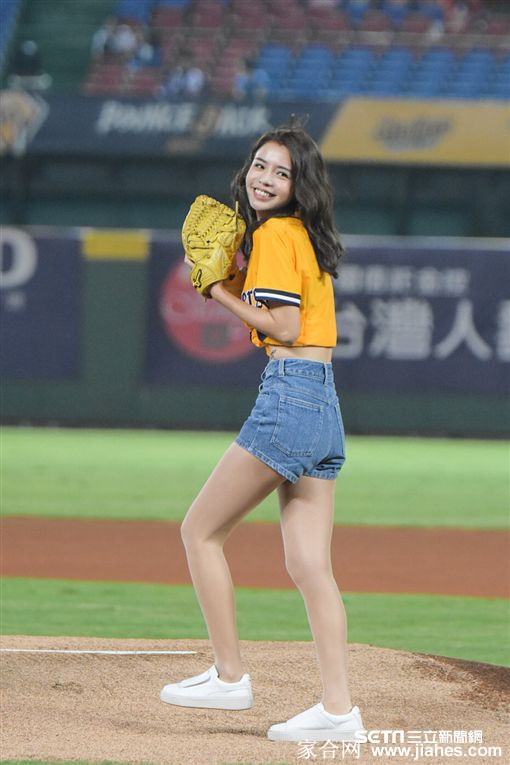 李毓芬肉丝袜美腿脚穿白色运动鞋紧身牛仔短裤参加棒球活动[11]
