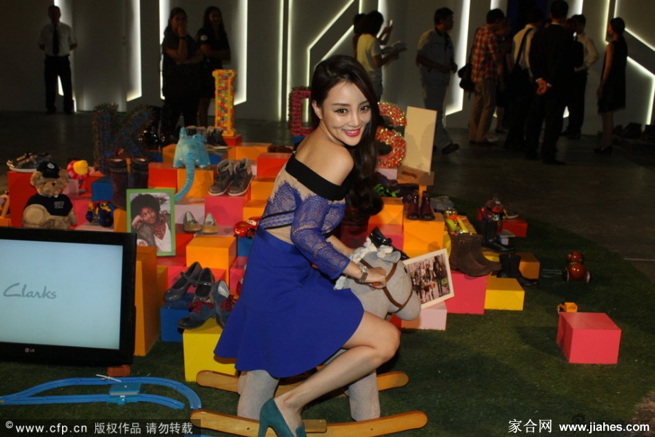 李小璐美脚,李小璐厚丝袜,李小璐下半身,李小璐黑皮裤,李小璐美腿炮架,李小璐紧身裤[10]