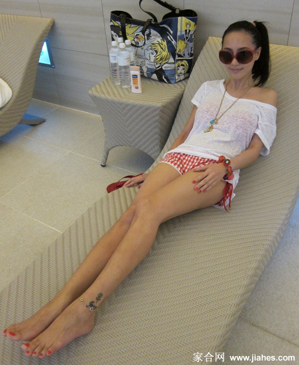 名媛关颖包臀短裙美腿尽露腿型真好[17]