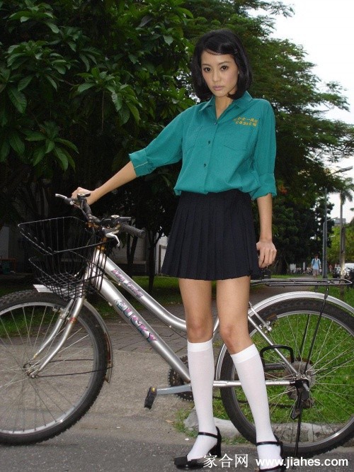 名媛关颖包臀短裙美腿尽露腿型真好[20]