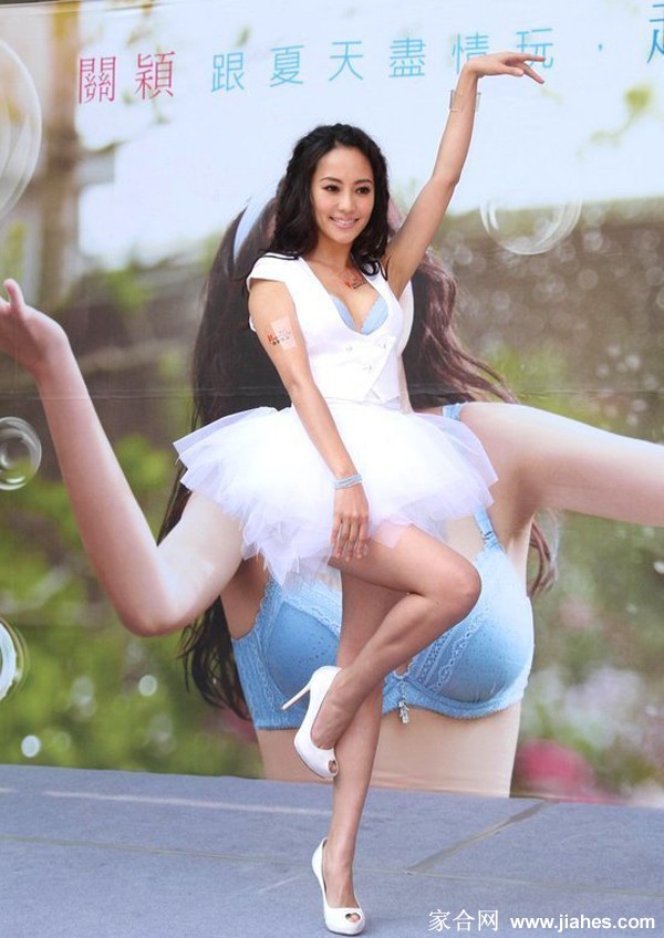 名媛关颖白色蕾丝短裙白嫩美腿高跟生图照[2]