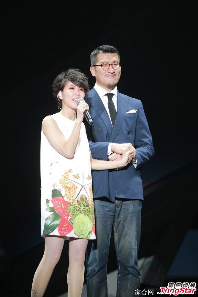 许茹芸肉色丝袜演唱会现场生图照[2]