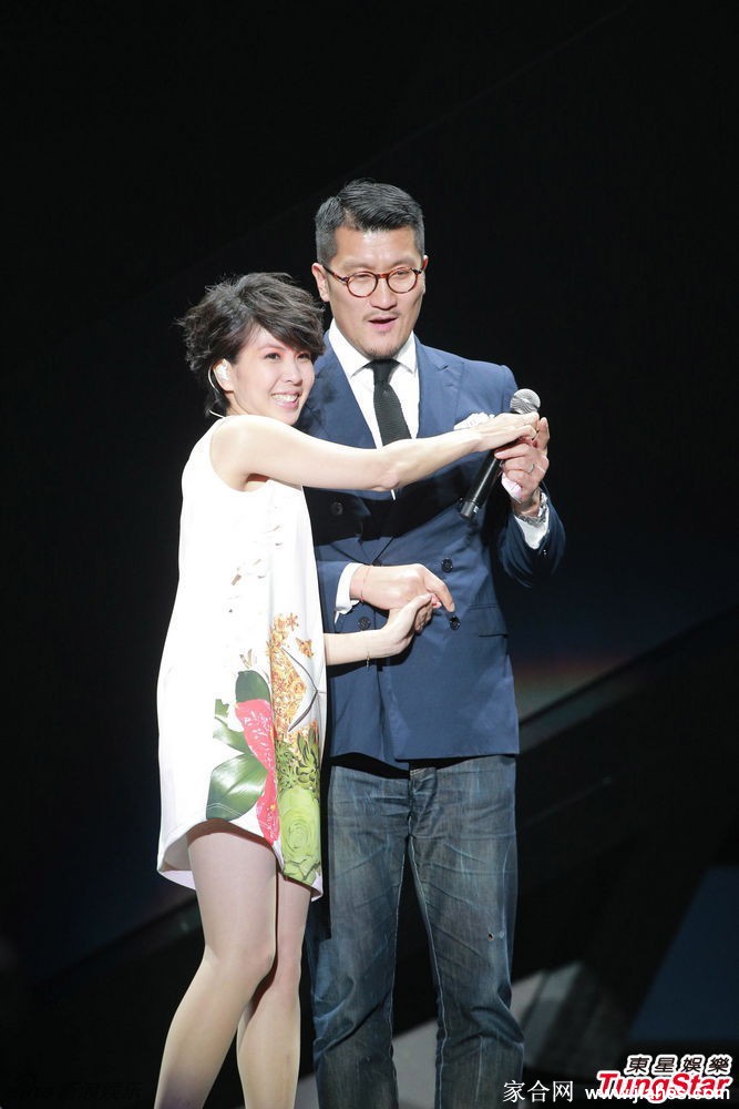 许茹芸肉色丝袜演唱会现场生图照[3]