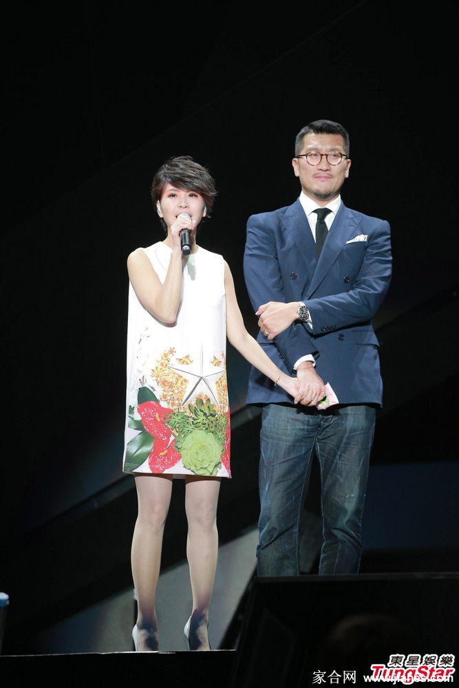 许茹芸肉色丝袜演唱会现场生图照[5]