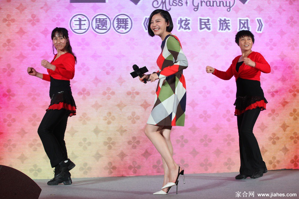 杨子姗短发美腿高跟现场粉丝见面会[4]