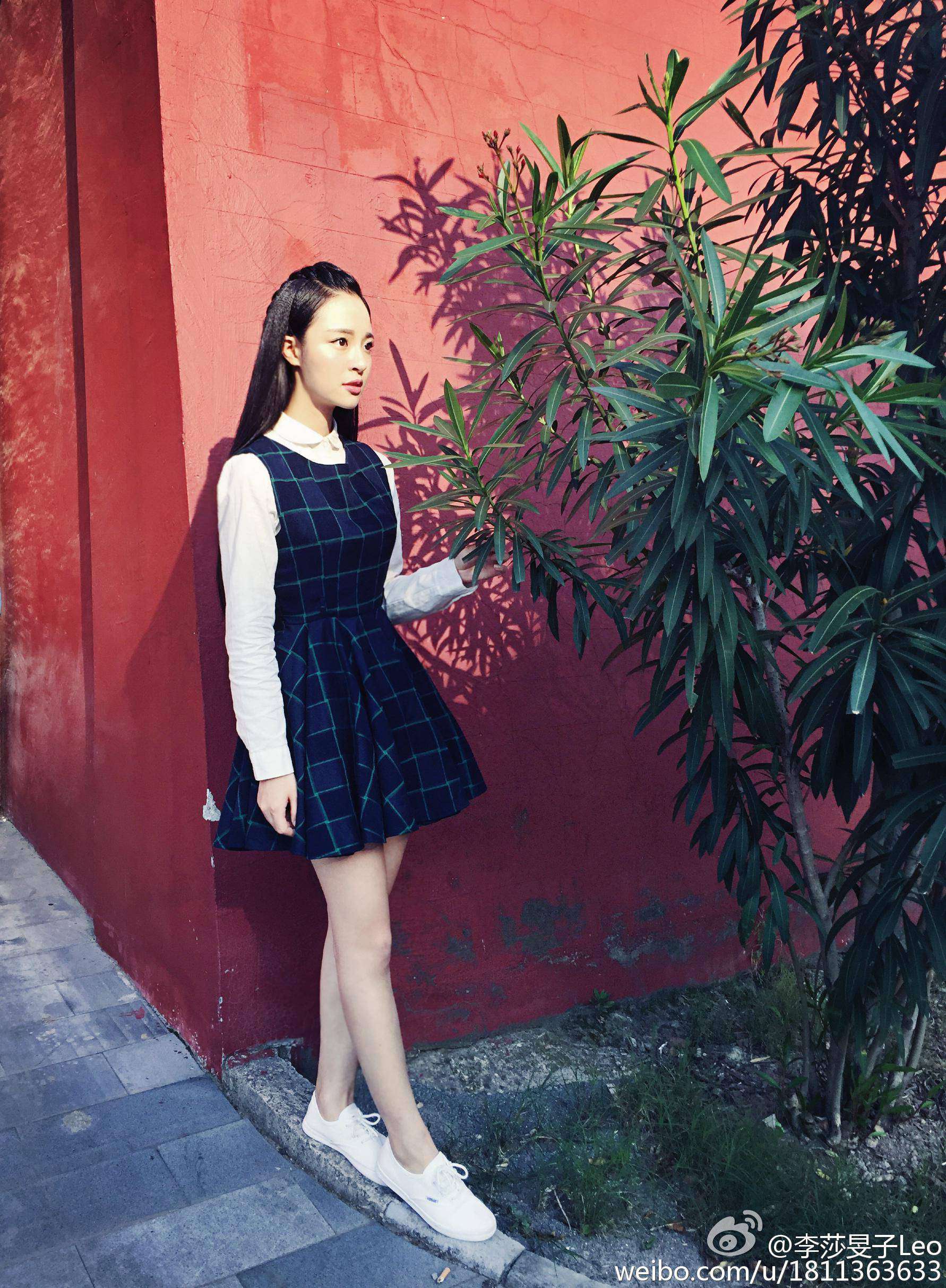 湖南卫视女主持人(主播)李莎旻子短裤长腿运动鞋写真图片[5]