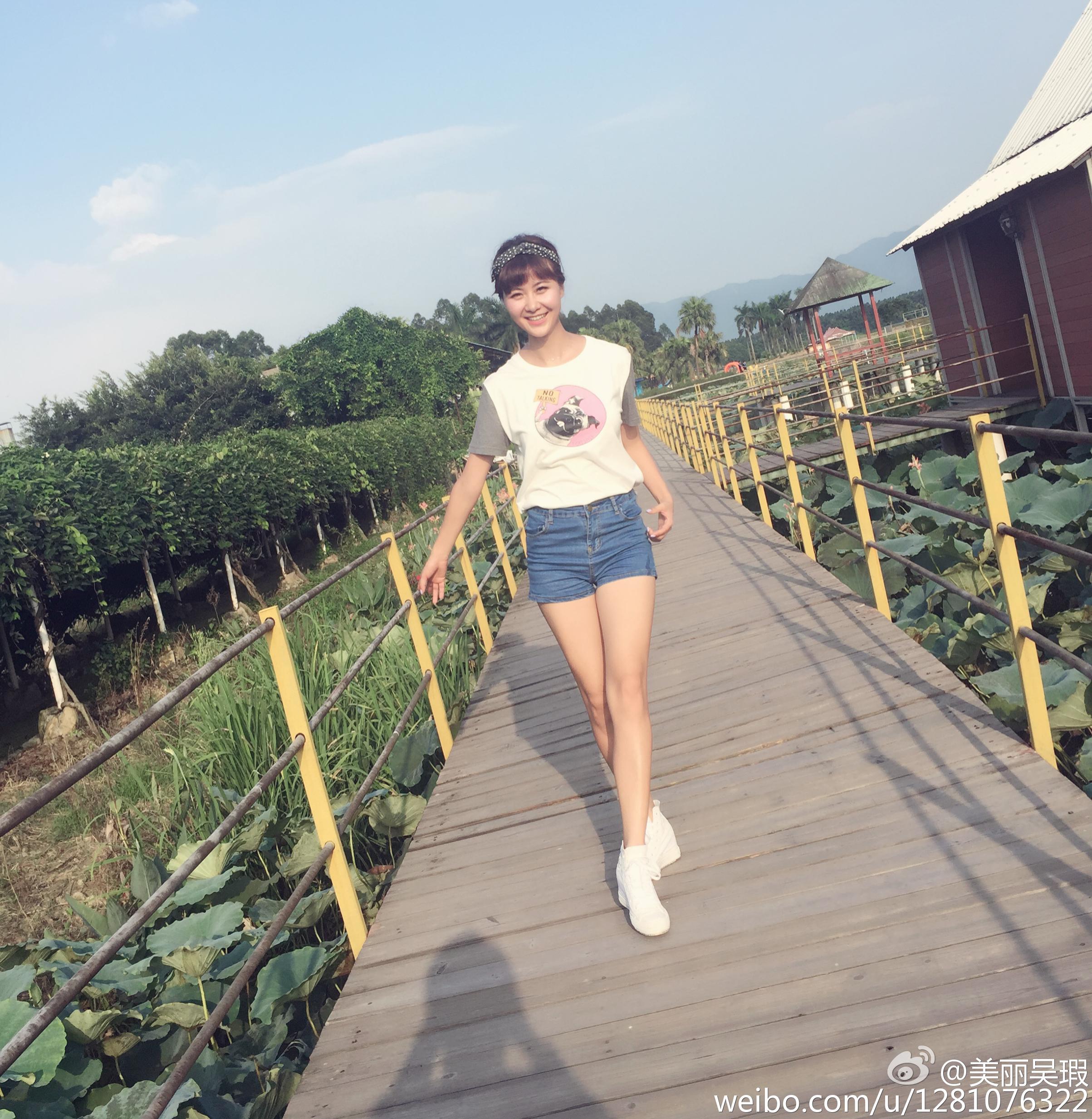 广东电视台女主持人(主播)吴瑕户外街拍丝袜美腿高跟[4]