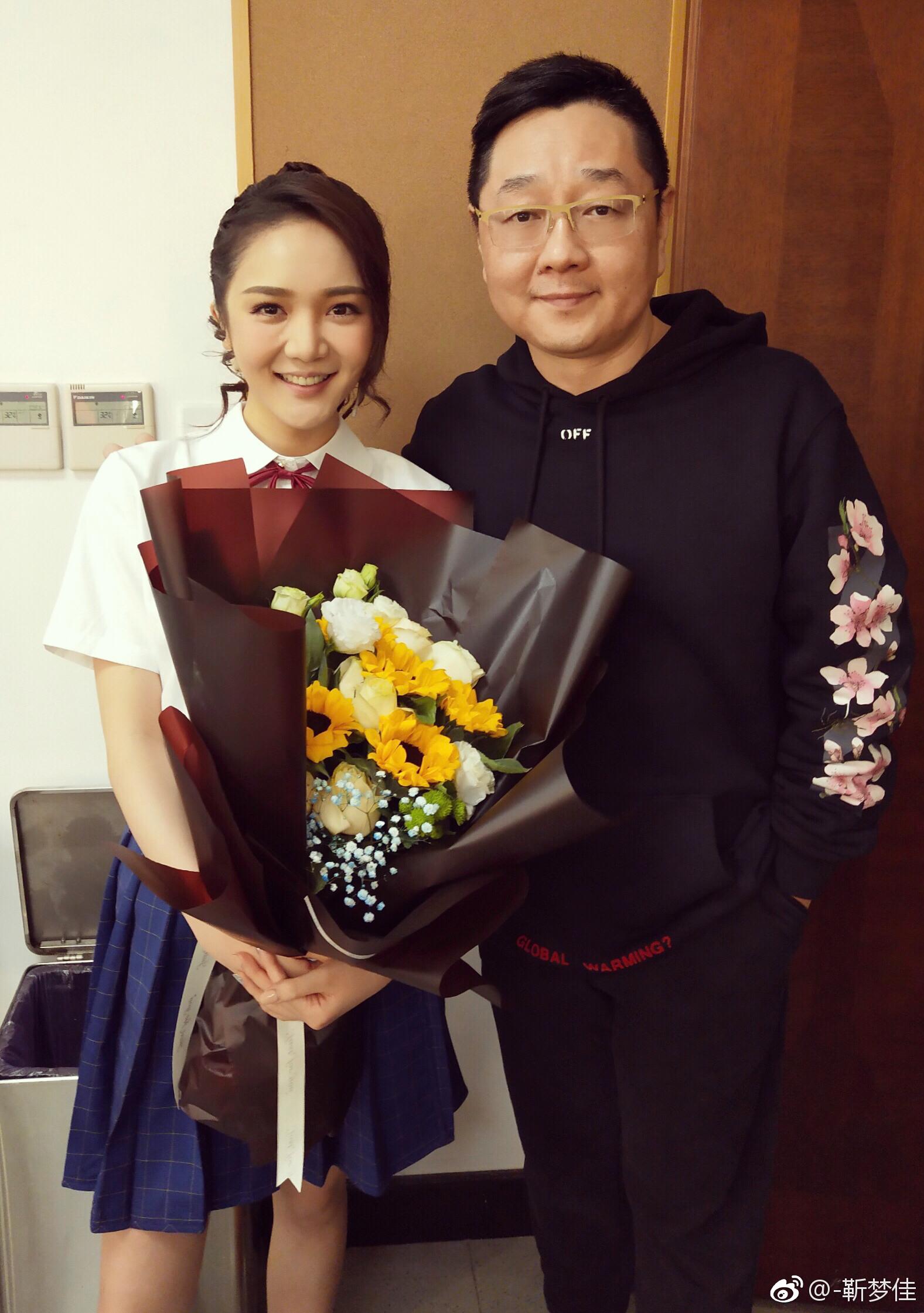 湖南卫视女主持人(主播)靳梦佳性感透明蕾丝连衣裙高跟美腿图片[3]