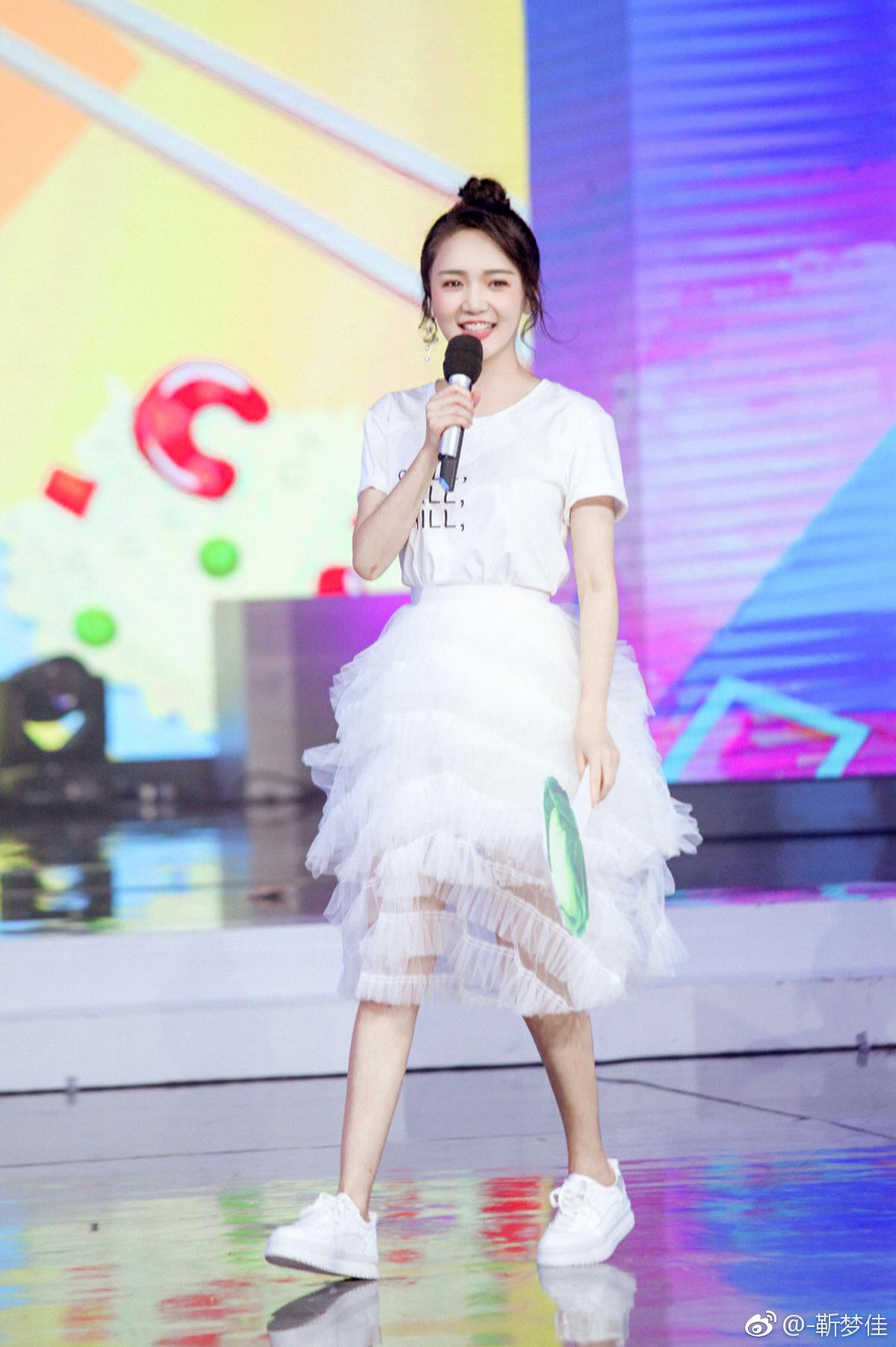 湖南卫视女主持人(主播)靳梦佳性感透明蕾丝连衣裙高跟美腿图片[6]
