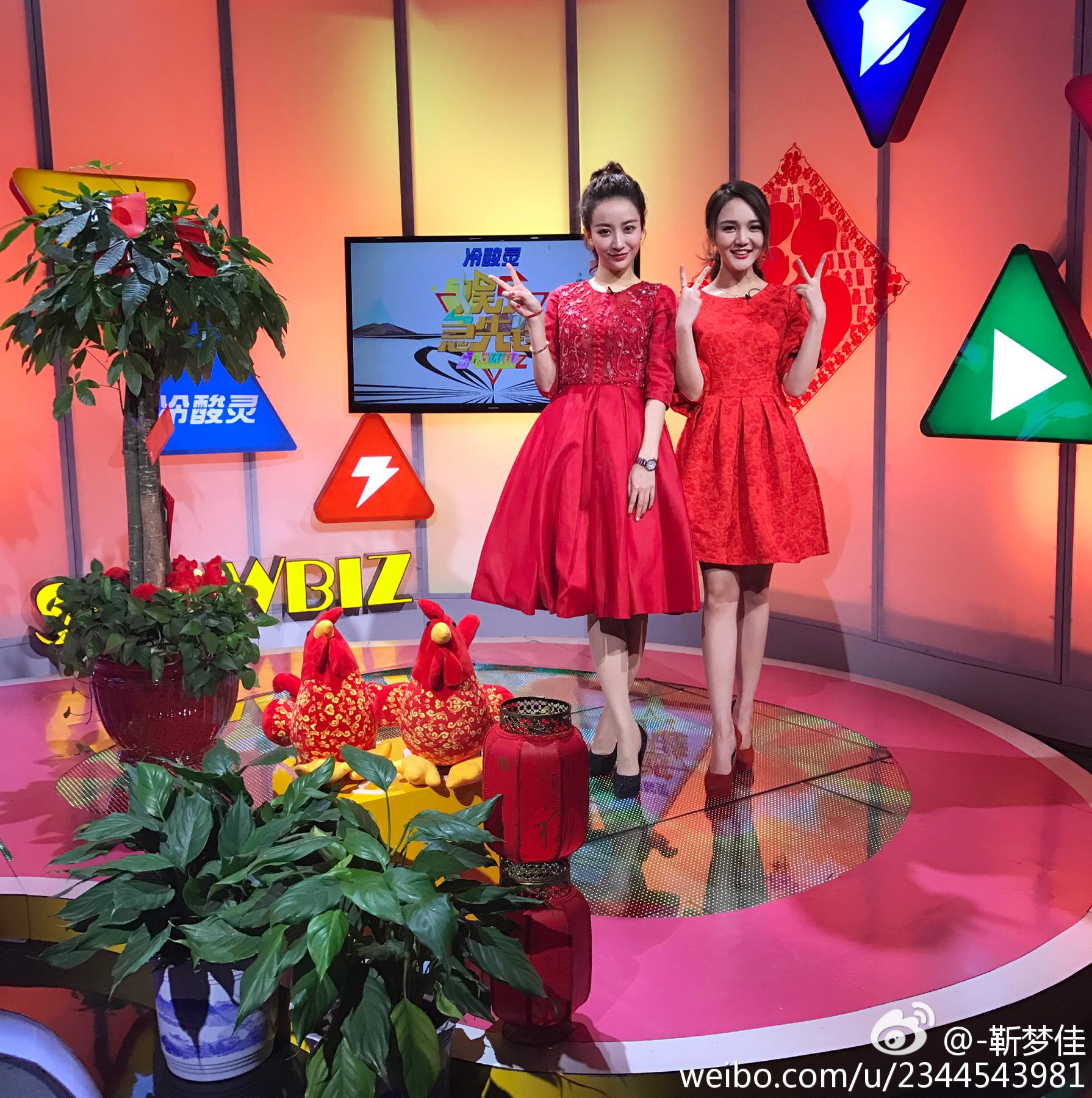 湖南卫视女主持人(主播)靳梦佳性感透明蕾丝连衣裙高跟美腿图片[9]