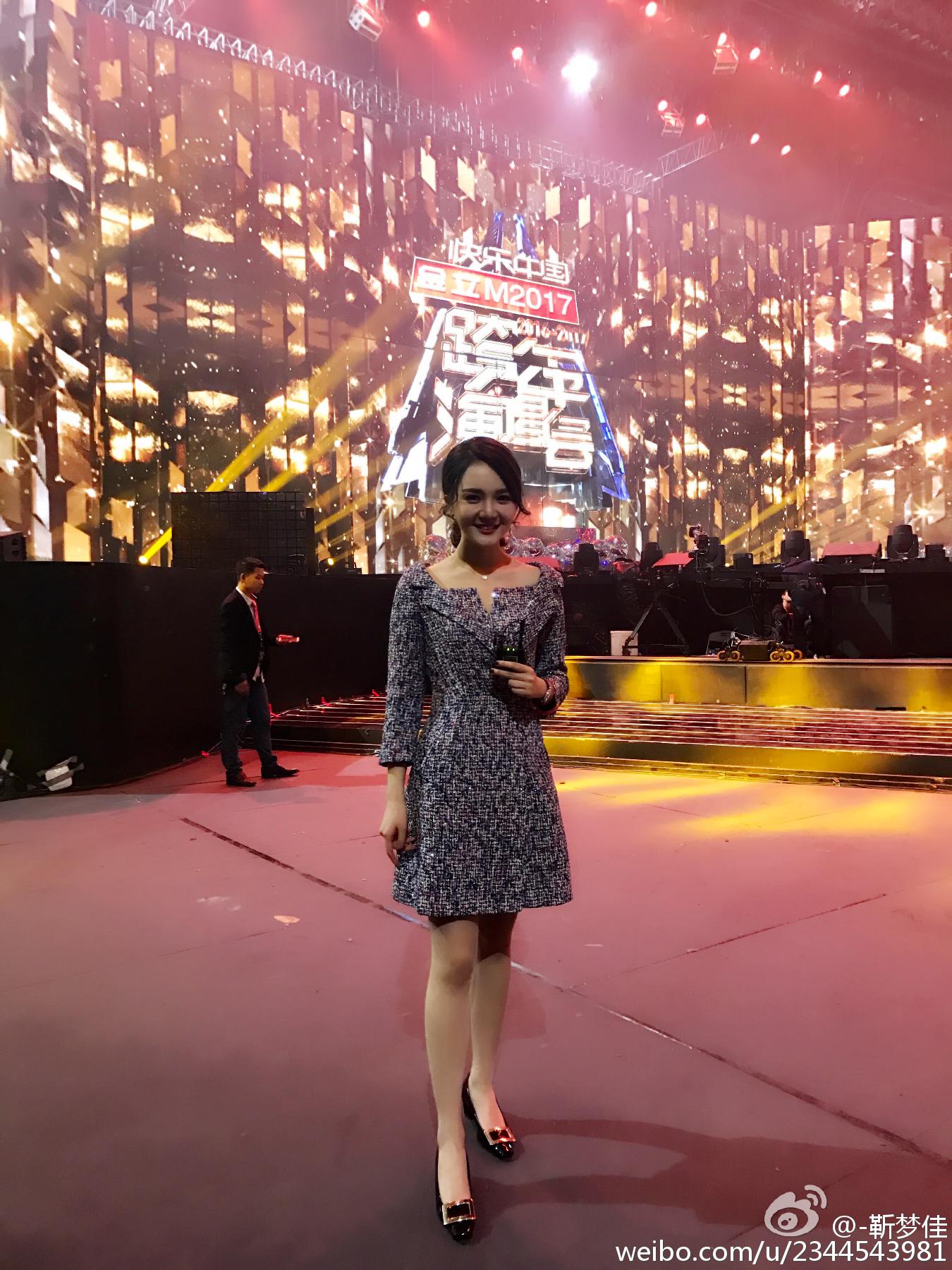 湖南卫视女主持人(主播)靳梦佳性感透明蕾丝连衣裙高跟美腿图片[10]
