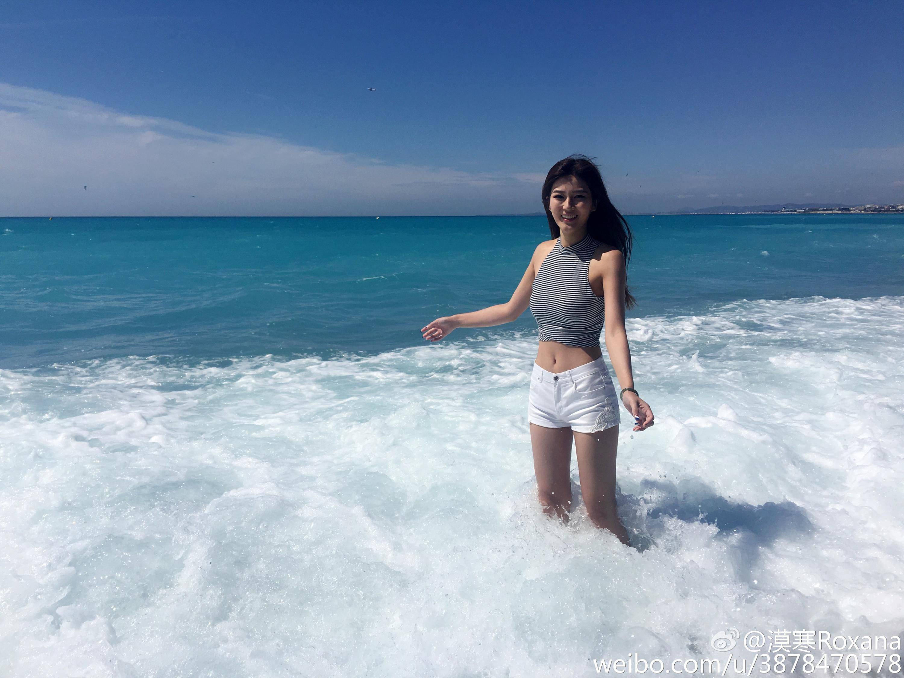 lol女主持人张漠寒性感白色超短裤大长腿海边嬉戏自拍[4]