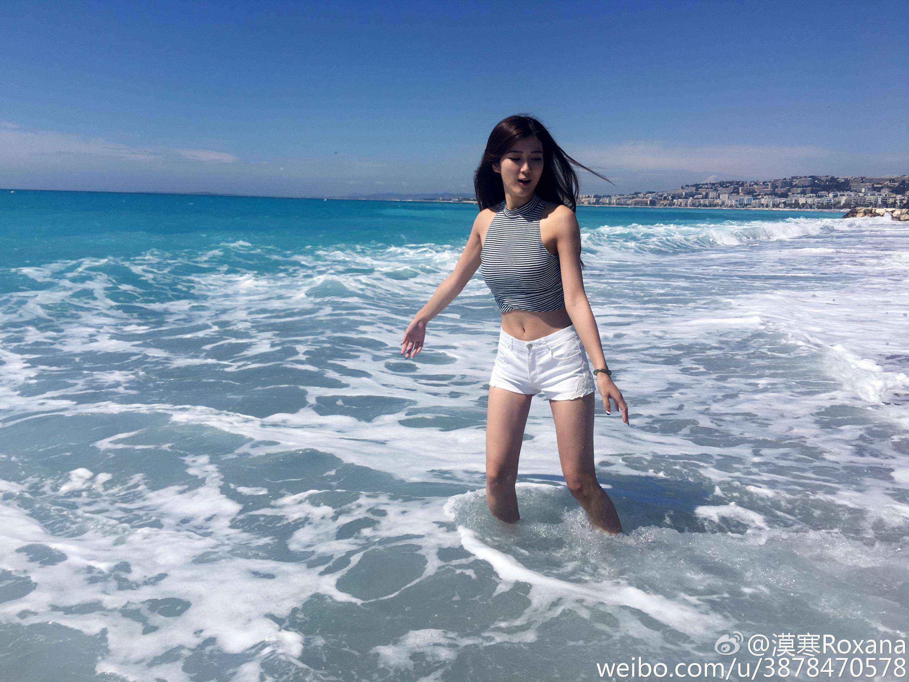 lol女主持人张漠寒性感白色超短裤大长腿海边嬉戏自拍[6]