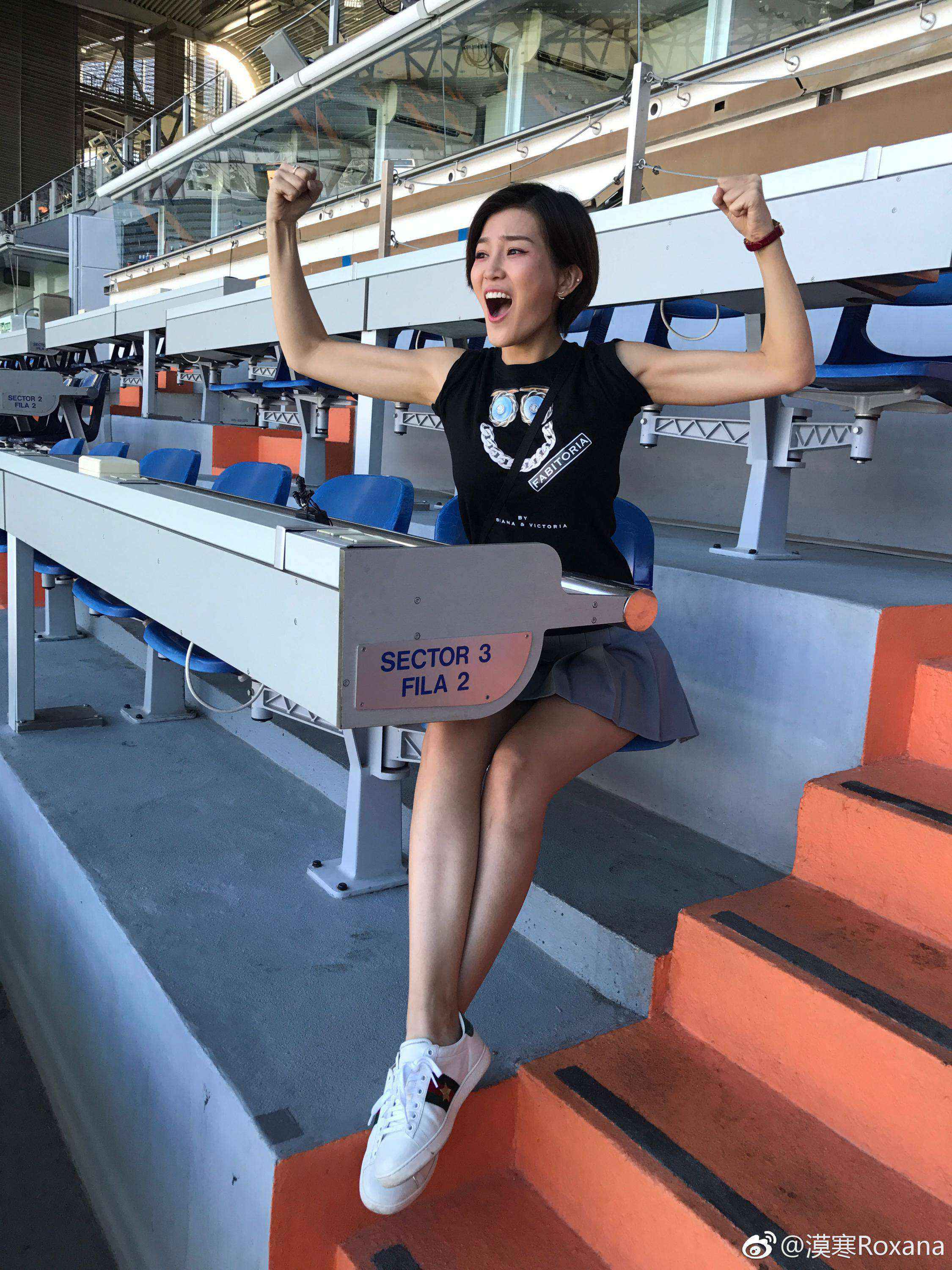 lol女主持人张漠寒户外性感大长腿丝袜高跟自拍[4]