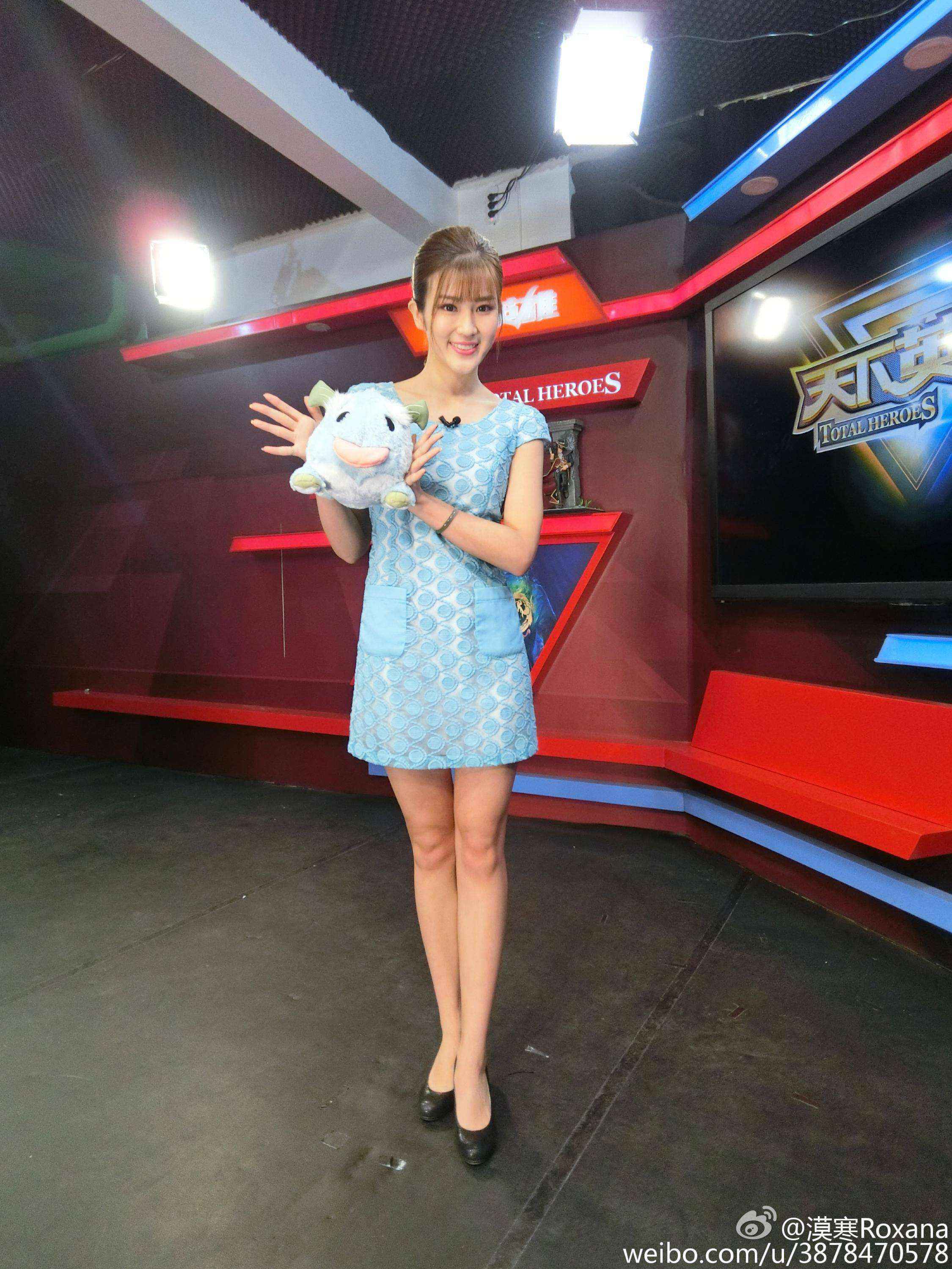 lol女主持人张漠寒现场主持性感连衣短裙丝袜高跟致命诱惑[8]