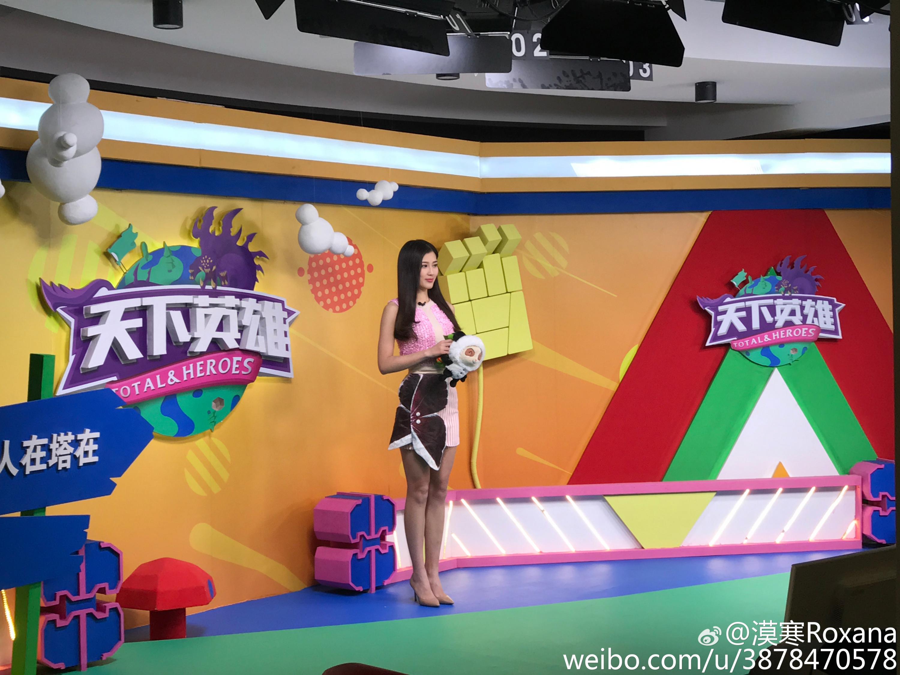 lol女主持人张漠寒现场性感蕾丝连衣短裙丝袜美腿高跟诱惑[5]