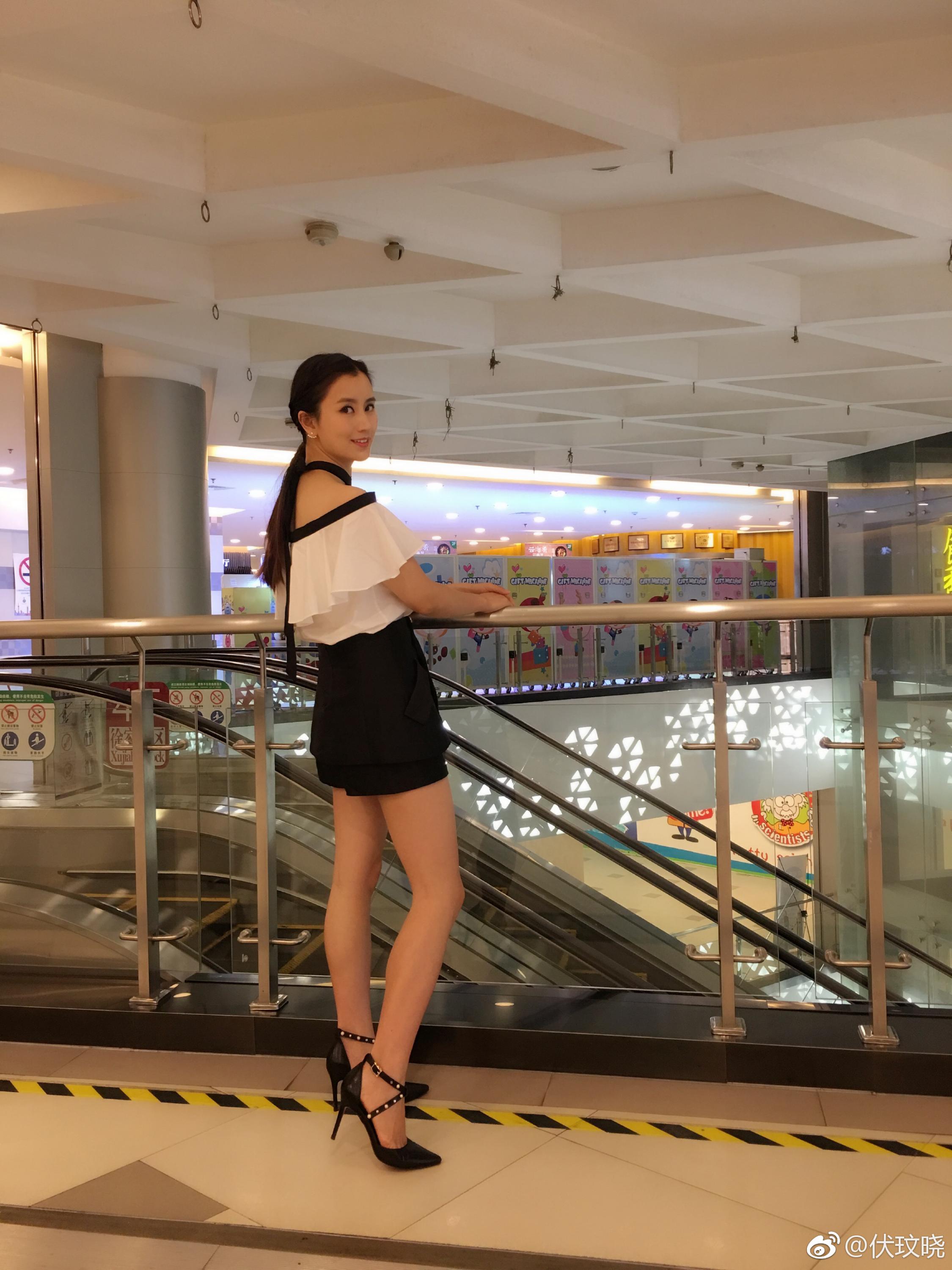 东方卫视女主持人伏玟晓性感丝袜美腿素颜照生活照[3]