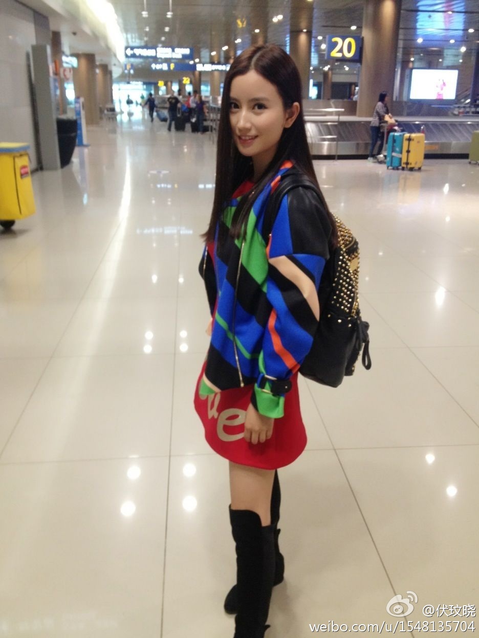 东方卫视女主持人伏玟晓性感蕾丝短裙丝袜美腿素颜照生活照[3]