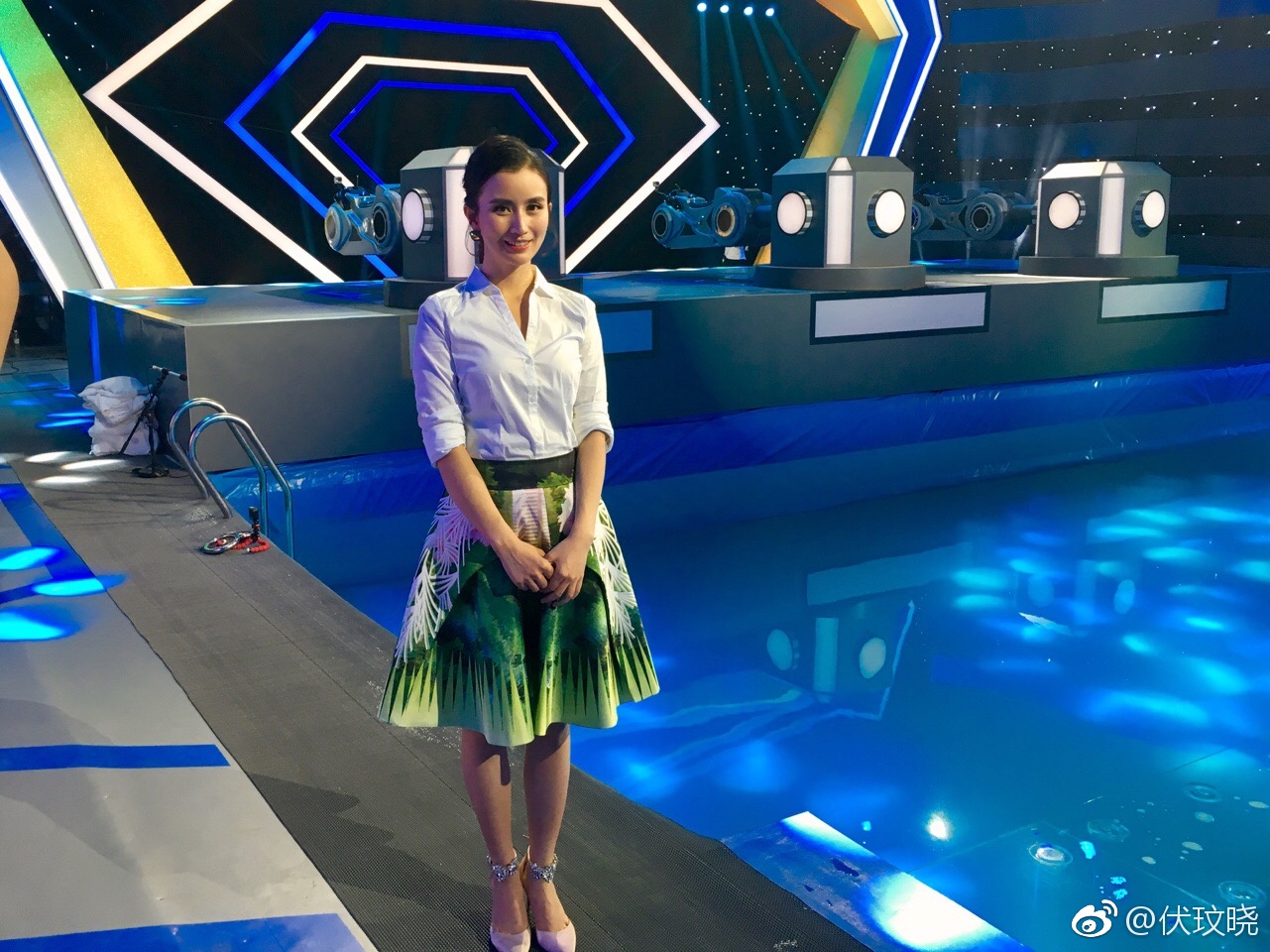 东方卫视女主持人伏玟晓现场性感丝袜美腿高跟主持照[4]