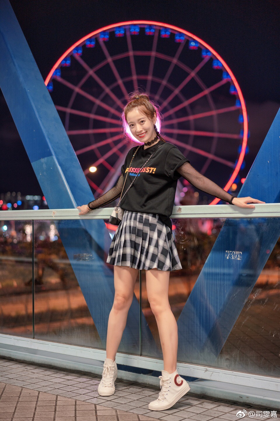 上海女主持人司雯嘉性感短裙丝袜美腿高跟户外写真[2]